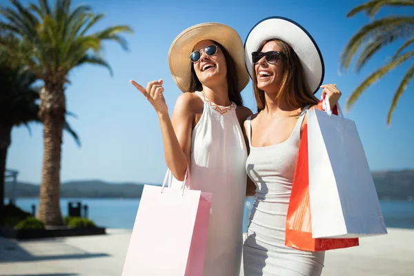 Compras Mujeres Sosteniendo Bolsas Compras Caminando Divirtiéndose Riendo Vacaciones — Foto de Stock