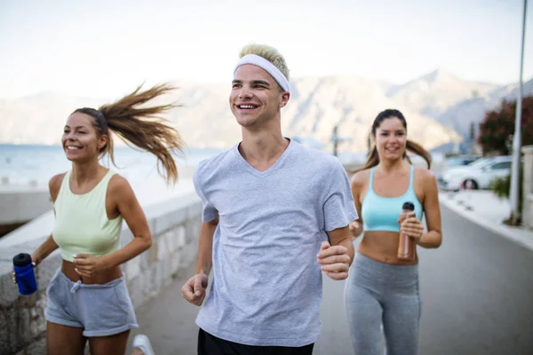 Grupp ungdomar vänner som springer utomhus på Seaside — Stockfoto