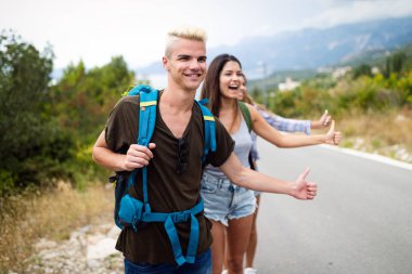 Yaz açık sırt çantaları ile arkadaş grubu.