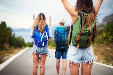 Bir grup gezgin ve genç birlikte gezip eğleniyorlar.