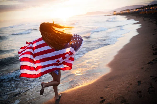 Femme Heureuse Souriant Courant Sur Plage Tout Célébrant Fête Indépendance — Photo