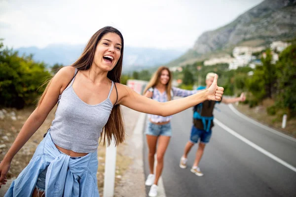 Gruppe von glücklichen Freund Reisenden zu Fuß und Spaß haben. Lebensstil und saisonales Urlaubskonzept — Stockfoto