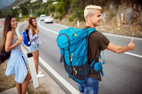 Grupo de amigos com mochilas no verão ao ar livre . — Fotografia de Stock