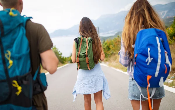 Grupo de amigos viajeros felices caminando y divirtiéndose. Estilo de vida de viaje y concepto de vacaciones estacionales —  Fotos de Stock