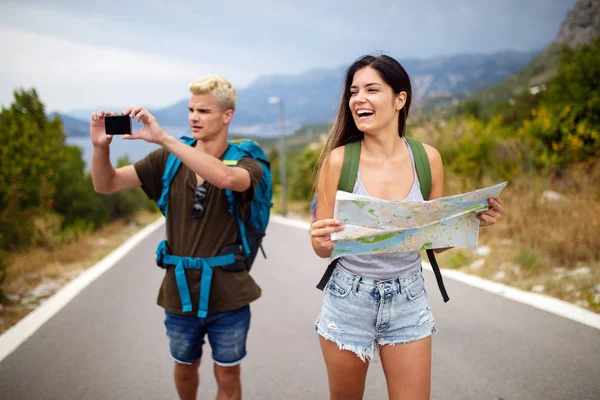 Arkadaşlar Mutlu Hipster Şirket Dünya Çapında Seyahat Eğlenmek Gülerek Gülümseyen — Stok fotoğraf