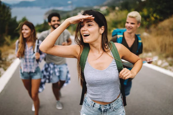 Grupo Mochileros Jóvenes Viajando Divirtiéndose Juntos —  Fotos de Stock