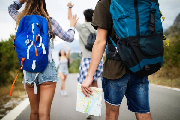 Feliz Compañía Hipster Amigos Que Viajan Alrededor Del Mundo Divirtiéndose —  Fotos de Stock