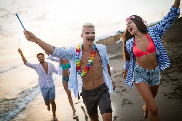 Ομάδα Φίλων Που Τρέχουν Στην Παραλία Και Απολαμβάνουν Τις Καλοκαιρινές — Φωτογραφία Αρχείου