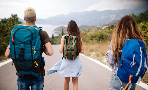 Grupo Pessoas Felizes Com Mochila Verão Livre — Fotografia de Stock