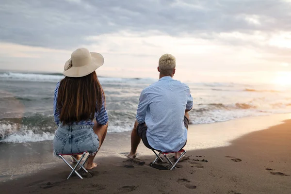 Счастливая Романтическая Пара Веселится Пляже Солнечный День — стоковое фото