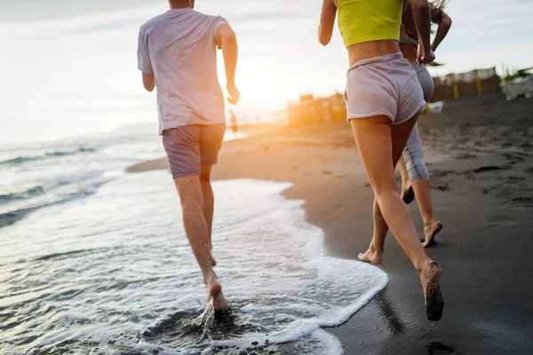 Groep Mensen Loopt Het Strand Bij Zonsondergang — Stockfoto