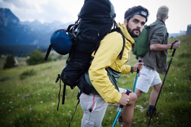 Dağlarda trekking dışarı iki genç yürüyüşçü