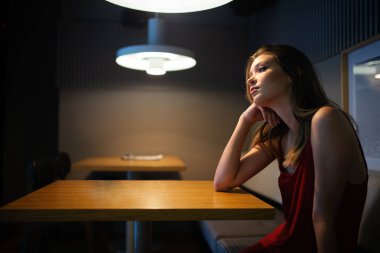 Çekici düşünceli genç güzel kadın portresi