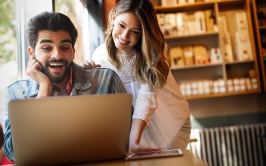 Cafe 'de Laptop bakarak mutlu çift eğlenmek