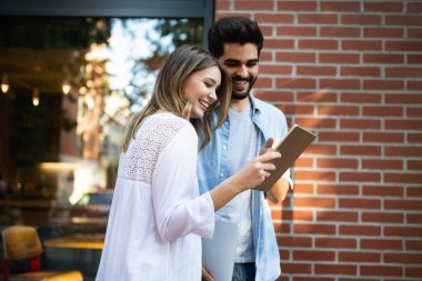 Dijital tablet birlikte kullanma ve gülümseyen mutlu genç Çift