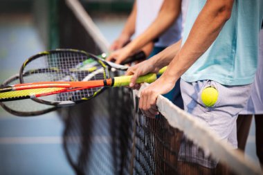 Mutlu birlikte tenis oynayan kişiye kadar uygun. Spor kavramı