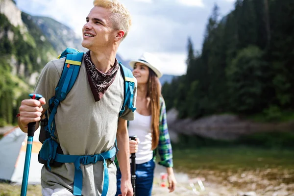 Gruppo Giovani Amici Con Zaini Escursionismo Insieme — Foto Stock