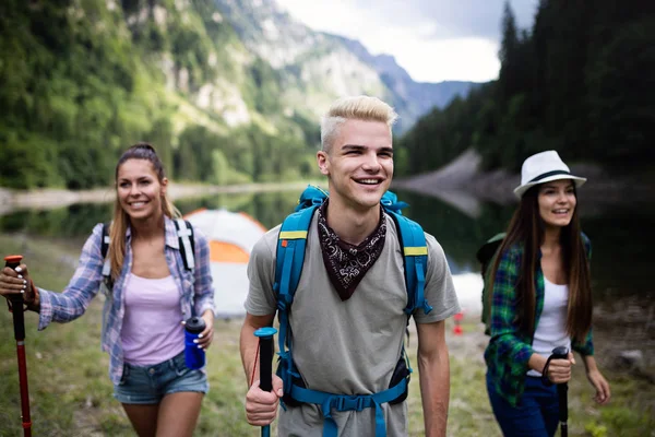 Skupina Mladých Přátel Venkově Multirasní Šťastní Lidé Kteří Cestují Přírodě — Stock fotografie