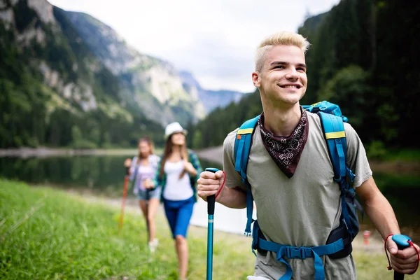 Gruppo Persone Felici Amici Escursioni Insieme All Aperto — Foto Stock