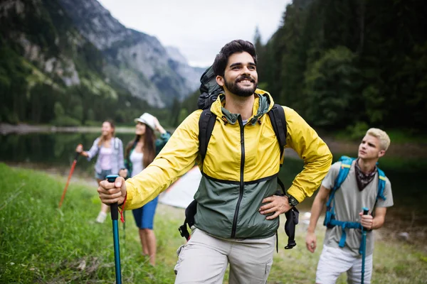 Groep Vrienden Met Rugzakken Samentrekking Natuur — Stockfoto