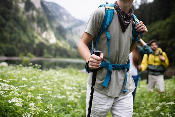 Gruppo Persone Felici Amici Escursioni Insieme All Aperto — Foto Stock