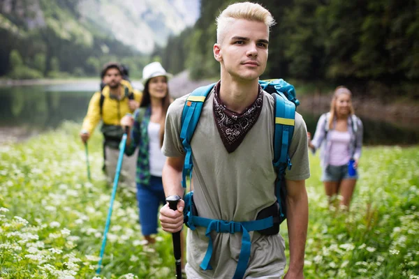 Gruppo Escursionisti Amici Che Camminano Una Montagna Tramonto — Foto Stock