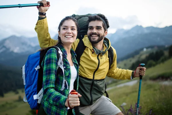 Paar Aktive Wanderer Wandern Und Genießen Aussicht Auf Den Berg — Stockfoto