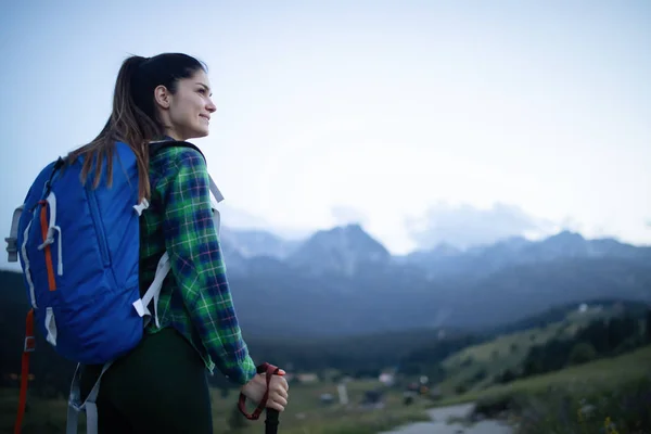 Young Beuatiful Woman Hikes Mountain — Stock Photo, Image