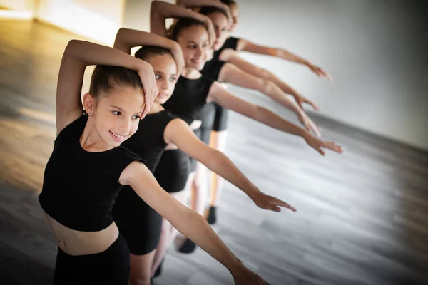 Grupa Fit Dzieci Ćwiczenia Tańca Baletu Studio Razem — Zdjęcie stockowe