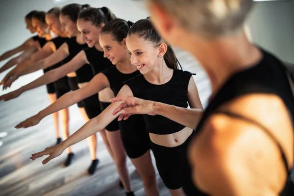 Nauczyciel Grupa Sprawnych Dzieci Ćwiczących Taniec Balet Szkole Tańca — Zdjęcie stockowe