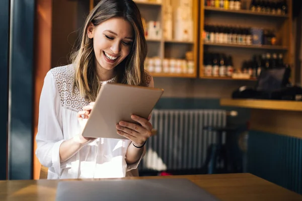 Vacker Leende Brunett Kvinna Med Hjälp Laptop Kaféet — Stockfoto