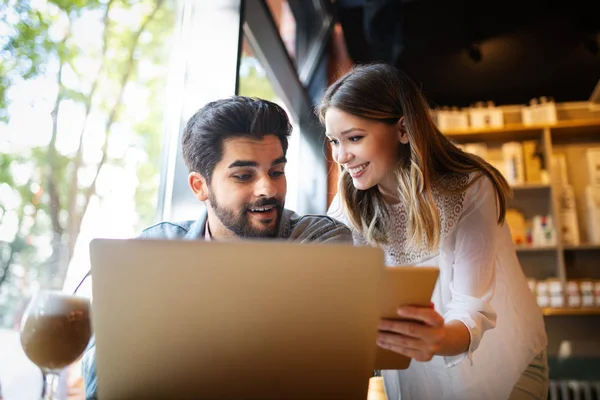 Retrato Casal Alegre Compras Line Com Computador Portátil — Fotografia de Stock