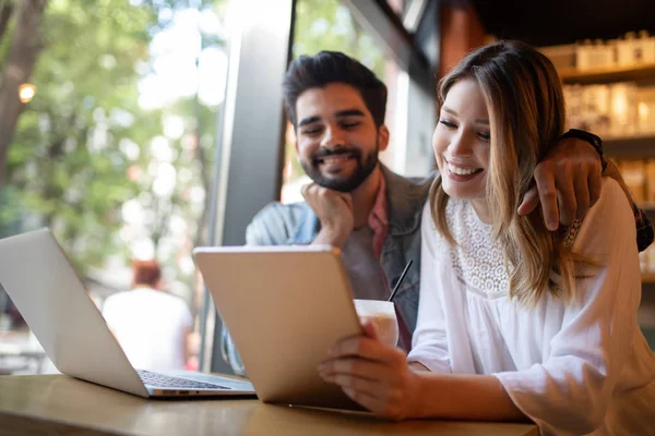 Jovem Casal Feliz Está Trabalhando Café Laptop Sorrindo — Fotografia de Stock