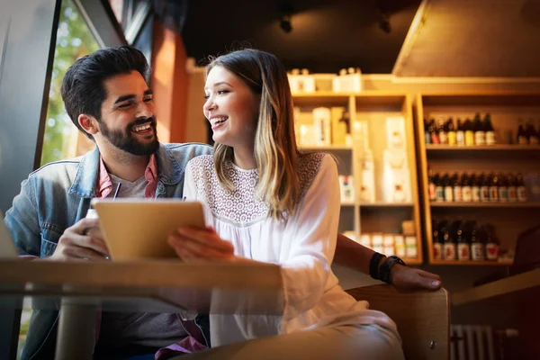 Amici Sorridenti Che Usano Computer Portatile Nel Caffè All Università — Foto Stock