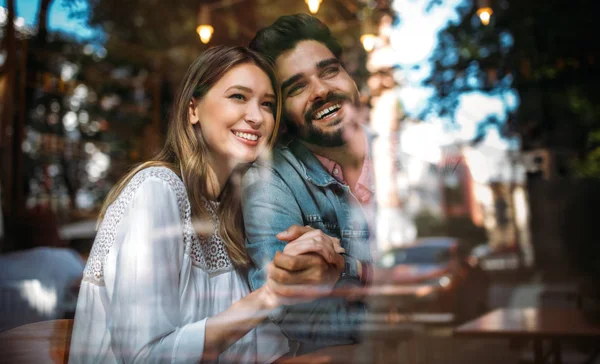 Feliz Joven Pareja Abrazándose Bar Teniendo Una Cita — Foto de Stock