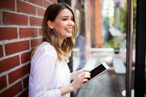 Mooie Brunette Vrouw Met Behulp Van Tablet Voor Werk Freelance — Stockfoto