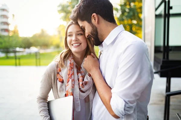 Feliz Joven Pareja Abrazándose Riendo Amor Aire Libre —  Fotos de Stock