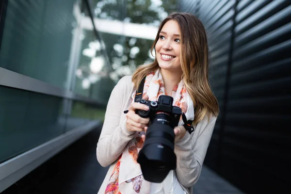 Szczęśliwa Kobieta Jest Profesjonalnym Fotografem Aparatem Dslr — Zdjęcie stockowe