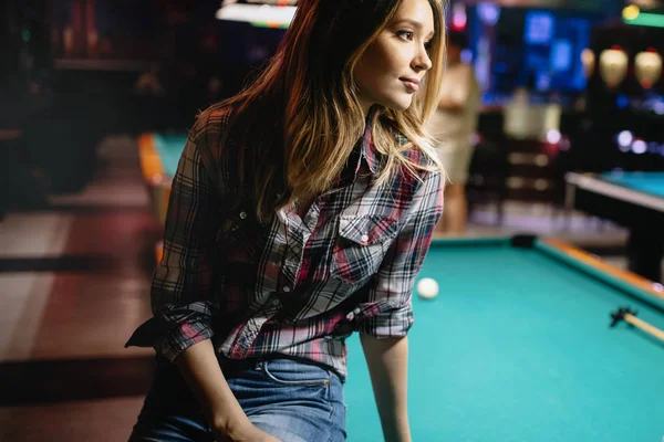 Jogar Conceito Divertido Jovem Menina Feliz Divertindo Com Bilhar — Fotografia de Stock