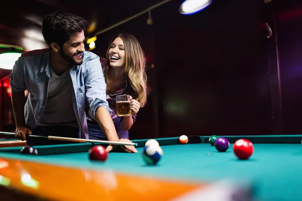 Glückliches Liebespaar Glücklicher Junger Mann Spielt Snooker Mit Seiner Freundin — Stockfoto