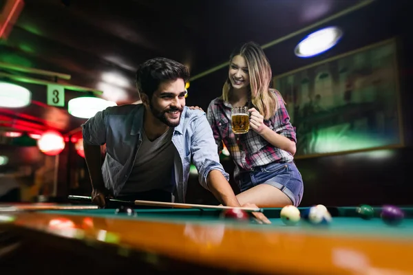 Paar Trinkt Bier Amüsiert Sich Und Spielt Snooker Bei Date — Stockfoto