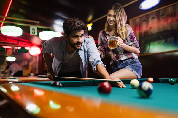 Glückliches Liebespaar Glücklicher Junger Mann Spielt Snooker Mit Seiner Freundin — Stockfoto