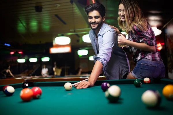 Paar Beim Dating Flirten Und Billard Spielen Einer Poolhalle — Stockfoto