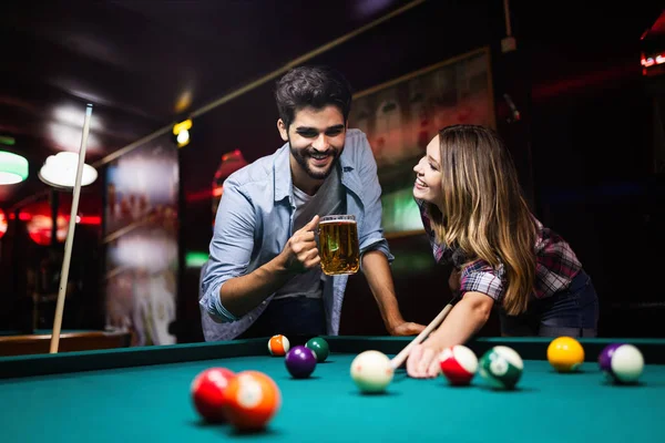 Joven Feliz Pareja Jugando Billar Juntos Bar — Foto de Stock