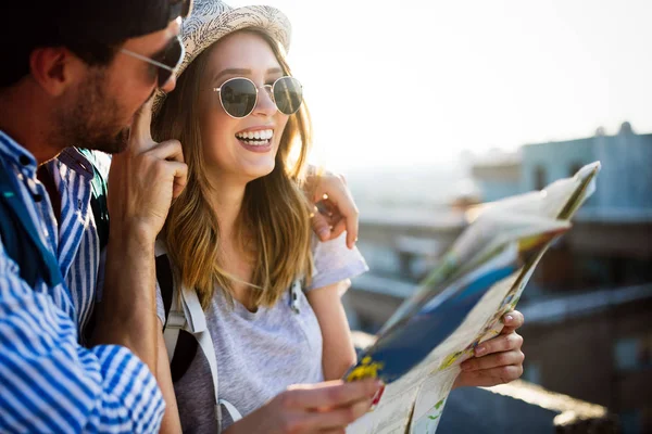 Jovem Casal Feliz Férias Cidade Turística Com Mapa — Fotografia de Stock