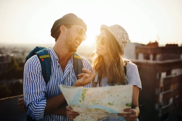 Jovens Casais Felizes Viajantes Segurando Mapa Mãos Férias — Fotografia de Stock