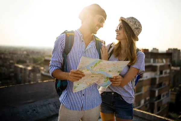 Glückliches Junges Paar Mit Landkarte Der Hand Urlaub — Stockfoto