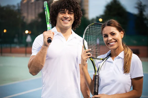 Группа Друзей Клубе Играющих Теннис — стоковое фото