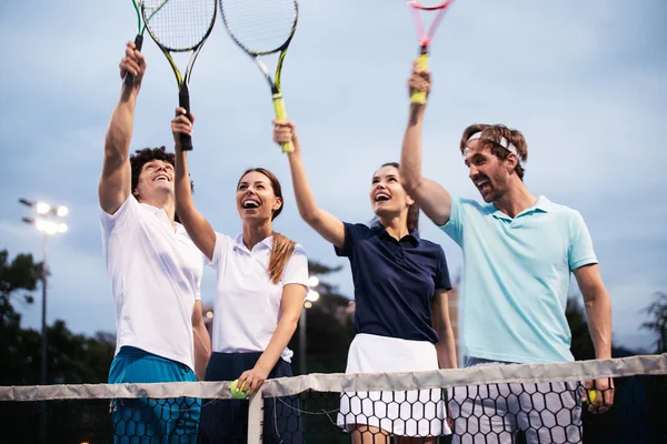 Glückliche Fitte Menschen Die Zusammen Tennis Spielen Sportkonzept — Stockfoto