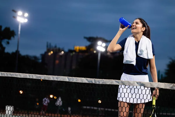 Спортивний Підходить Жінка Воду Після Тренування Тенісу — стокове фото